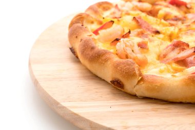 Beyaz arka plan üzerinde izole pizza hawaiian deniz ürünleri 