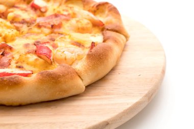 Beyaz arka plan üzerinde izole pizza hawaiian deniz ürünleri 