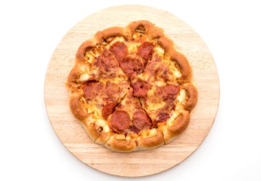 Beyaz zemin üzerine ev yapımı biberli Pizza 