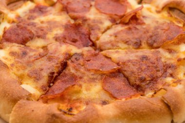 Beyaz zemin üzerine ev yapımı biberli Pizza 