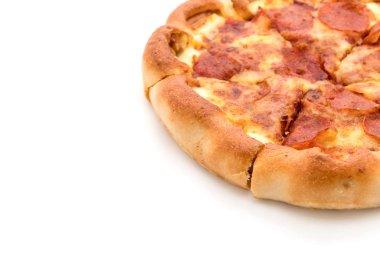 Beyaz zemin üzerine ev yapımı biberli Pizza 