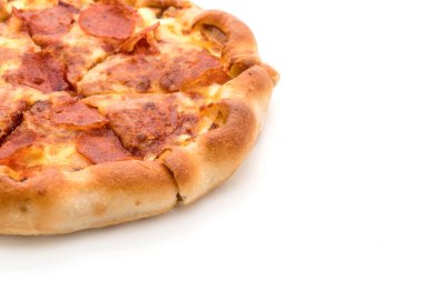 Beyaz zemin üzerine ev yapımı biberli Pizza 