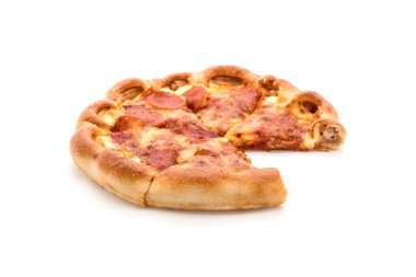 Beyaz zemin üzerine ev yapımı biberli Pizza 