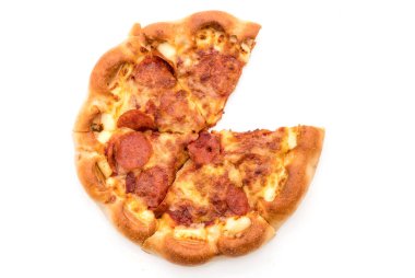 Beyaz zemin üzerine ev yapımı biberli Pizza 