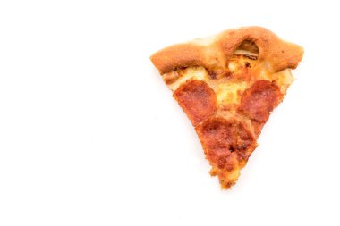 Beyaz zemin üzerine ev yapımı biberli Pizza 