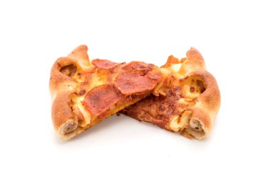 Beyaz zemin üzerine ev yapımı biberli Pizza 