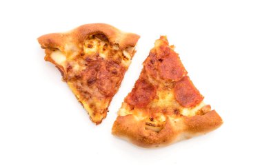 Beyaz zemin üzerine ev yapımı biberli Pizza 