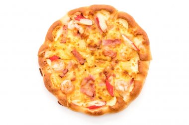 Beyaz arka plan üzerinde izole hawaiian deniz ürünleri pizza 
