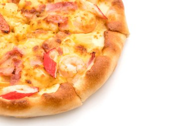 Beyaz arka plan üzerinde izole hawaiian deniz ürünleri pizza 