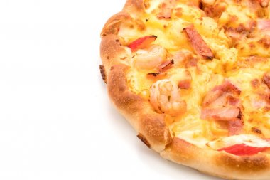 Beyaz arka plan üzerinde izole hawaiian deniz ürünleri pizza 