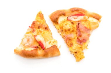 Beyaz arka plan üzerinde izole hawaiian deniz ürünleri pizza 