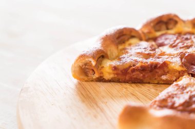 Ev yapımı biberli Pizza ahşap plaka üzerinde