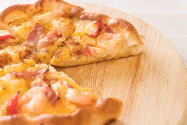 Ev yapımı hawaiian deniz ürünleri pizza