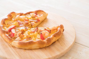 Ev yapımı hawaiian deniz ürünleri pizza