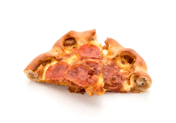 Hemmagjord Pepperoni Pizza på vit bakgrund — Stockfoto