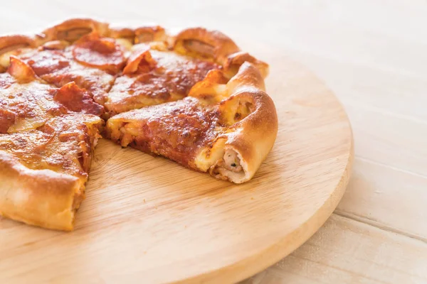 Hemmagjord Pepperoni Pizza på trä platta — Stockfoto