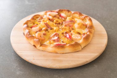 Ev yapımı hawaiian deniz ürünleri pizza