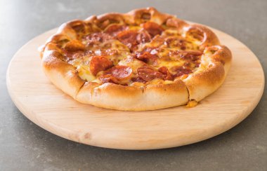 Ev yapımı biberli Pizza ahşap plaka üzerinde