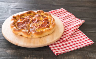 Ev yapımı biberli Pizza ahşap plaka üzerinde