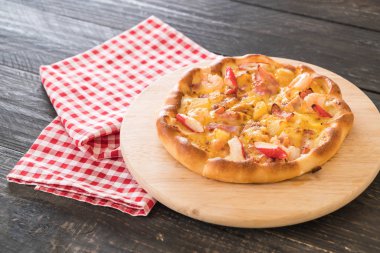 Ev yapımı hawaiian deniz ürünleri pizza