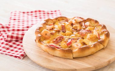 Ev yapımı hawaiian deniz ürünleri pizza