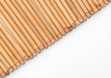 Bambu çubuk üzerinde beyaz