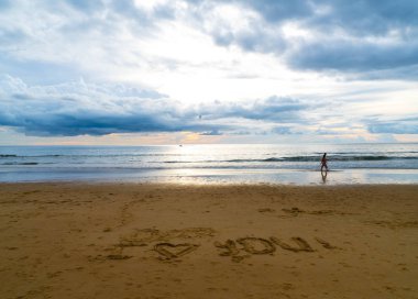 Bulutlu olan tropikal plaj 