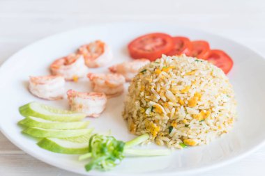 Kızarmış pirinç ve karides.