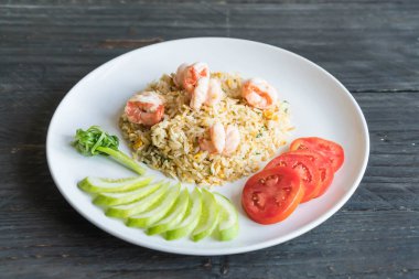 Kızarmış pirinç ve karides.