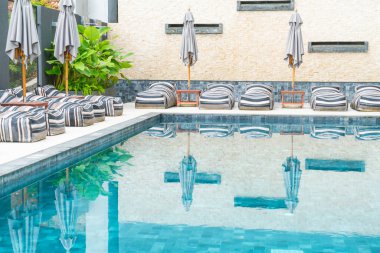 Güzel lüks şemsiye ve sandalye etrafında Açık Yüzme Havuzu