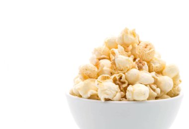 beyaz üzerine karamelli patlamış mısır