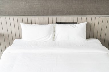 Beyaz yastık yatak yatak dekorasyon 