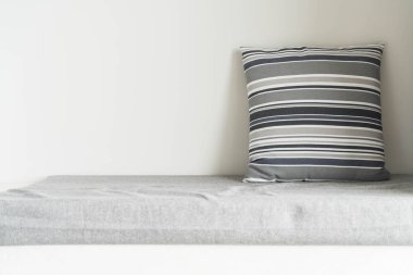 Oturma odasında kanepe dekorasyon güzel yastık 