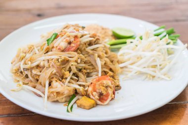 Karides veya karides Keçe Tay ile tavada kızartılmış erişte 