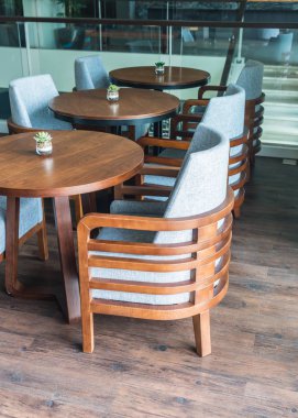 Teraslı bir salon Tablo ayarı 
