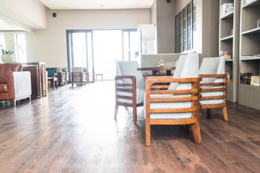 Teraslı bir salon Tablo ayarı 