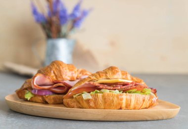 croissant sandwich ham