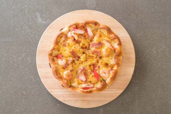 Pizza di pesce hawaiana fatta in casa — Foto Stock