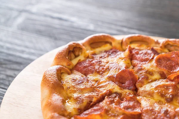 Pizza caseira Pepperoni em placa de madeira — Fotografia de Stock