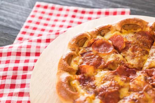 Hausgemachte Pfefferoni-Pizza auf Holzteller — Stockfoto