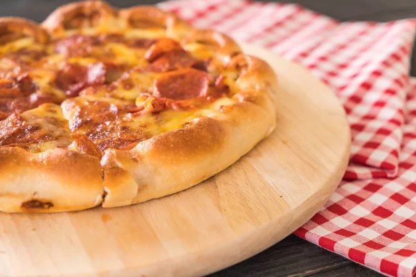 Pizza caseira Pepperoni em placa de madeira — Fotografia de Stock