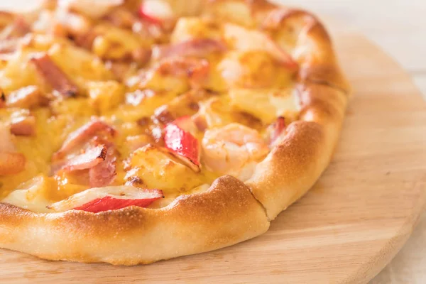 Hausgemachte hawaiianische Meeresfrüchte-Pizza — Stockfoto