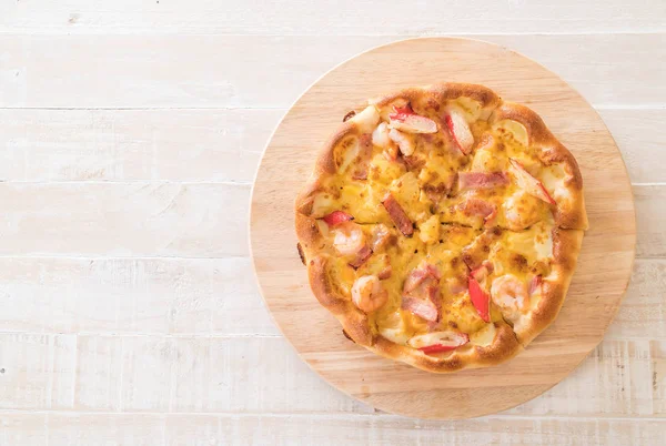 Hausgemachte hawaiianische Meeresfrüchte-Pizza — Stockfoto
