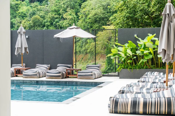 Hermosa piscina de lujo en el complejo de piscina del hotel — Foto de Stock