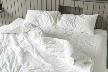 Beyaz dağınık yastık dekorasyonu yatak ile buruşuk yatak 