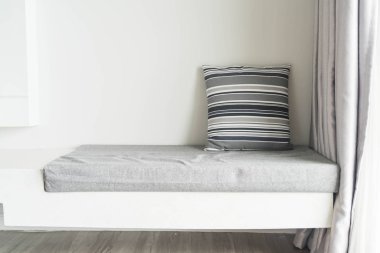 Oturma odasında kanepe dekorasyon güzel yastık 