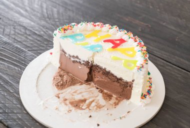 iyi ki doğdun dondurmalı pasta 