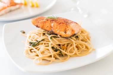 somon ile tavada kızartılmış acılı spagetti