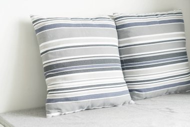 Oturma odasında kanepe dekorasyon güzel yastık 