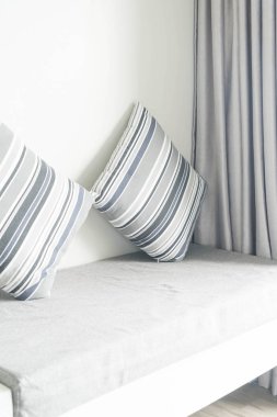 Oturma odasında kanepe dekorasyon güzel yastık 